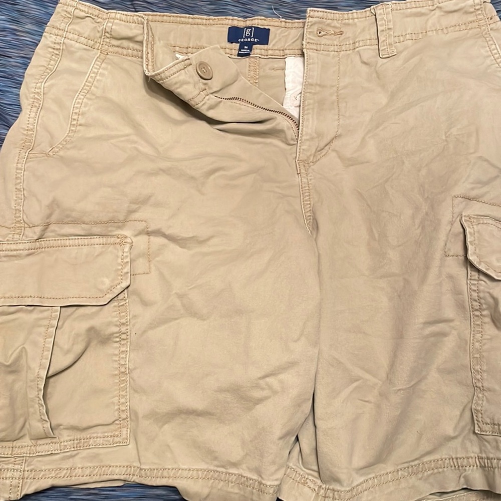 Men’s khaki shorts size 34